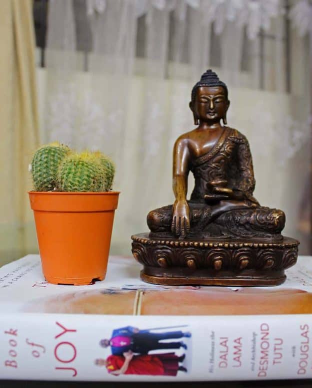 Estatua de Buda meditando sobre assento de lótus 3D
