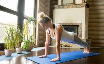 exercícios e posições de yoga para fazer em casa