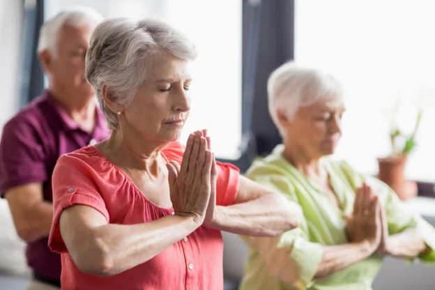melhores estilos de yoga para idosos