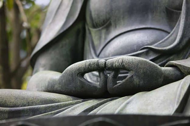 posição de meditação budista zazen