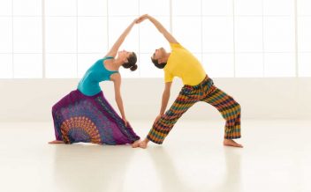 posiçoes de yoga em dupla