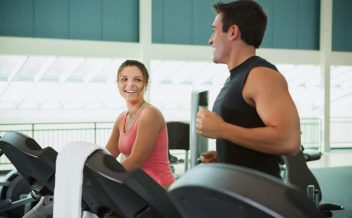 yoga do riso exercicios como praticar passo a passo