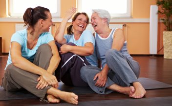 ejercicios del yoga de la risa